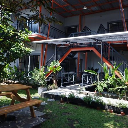 Ndalem Sorogenen Guesthouse Yogyakarta Exterior photo
